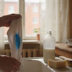 Дочь принесла из школы гуашь на рукаве: как я её отстирала