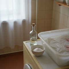 Как убрать запах пота с одежды — и что делать с жёлтыми пятнами